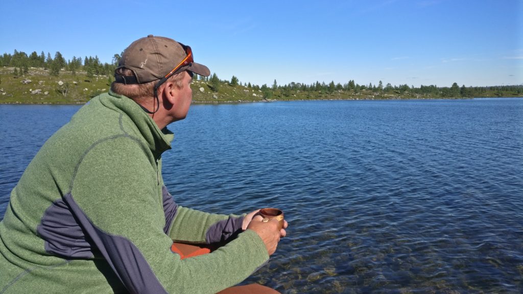 Kalastaja katsoo järvelle