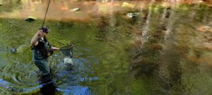 Perhokalastajalla kala haavissa Perhokalastajalla kala haavissa