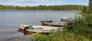 Perhokalastajan kalastusta järvellä helpottaa veneen käyttäminen