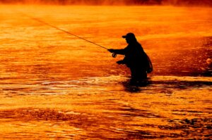 Auringonlasku on todella upea hetki perhokalastukseen